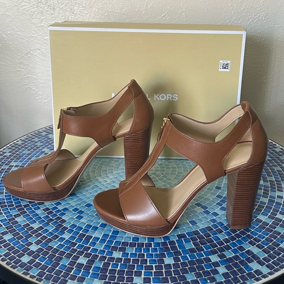 Michael Kors Sandals Size 10 in the color Luggage - Picture 7 of 8